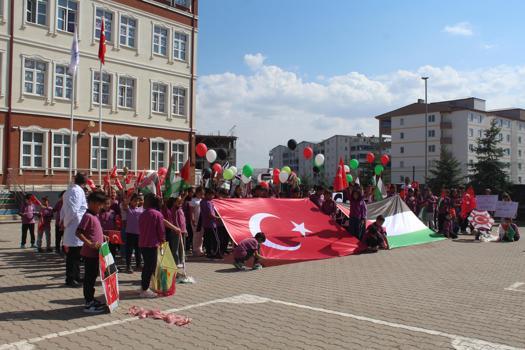 Sivas'ta Filistinli çocuklar için gökyüzüne balon bırakıldı