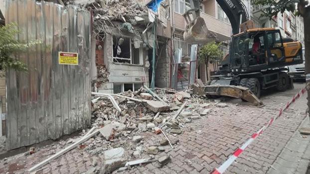 Beşiktaş'ta bina yıkımı sırasında duvarında hasar oluşan apartman tahliye edildi