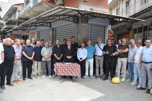 Manisa'da silahlı soygun girişimi sonrası kuyumcu esnafı kepenk indirdi
