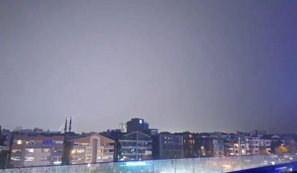 Ankara'da şimşekler gökyüzünü aydınlattı
