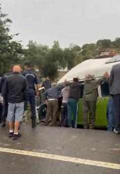 Çanakkale'de minibüs su kanalına devrildi; 1 ölü, 2 yaralı