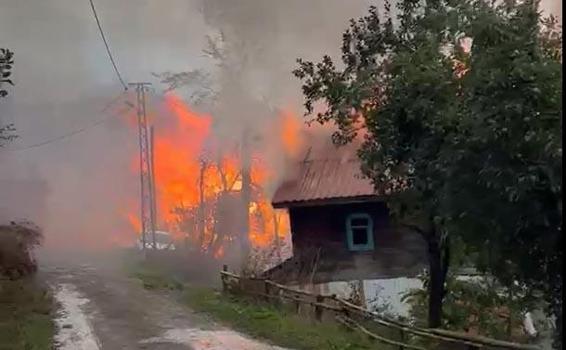 Köyde, evde çıkan yangın bitişiktekilere de sıçradı
