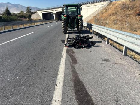 Niğde’de motosiklet traktöre çarptı: 2 yaralı