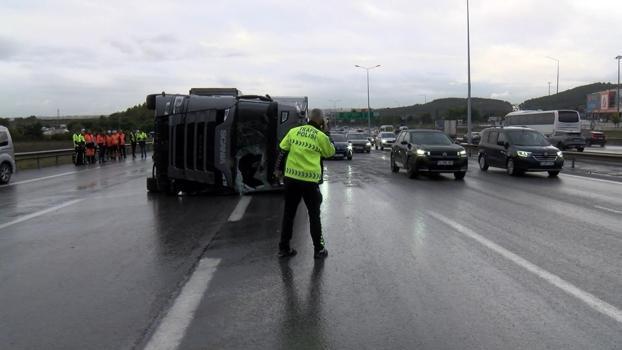 Pendik’te TIR devrildi; trafik yoğunluğu oluştu