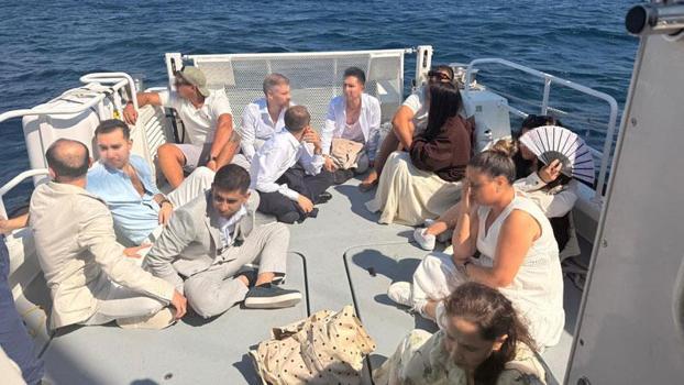Şık giyinerek yurt dışına kaçmak isteyen 12 kaçak göçmen yakalandı