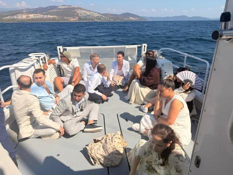 Şık giyinerek yurt dışına kaçmak isteyen 12 kaçak göçmen yakalandı