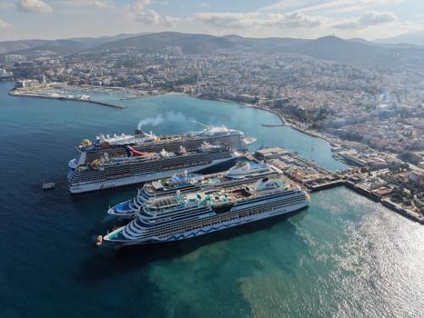 Kuşadası'na 1 günde 4 kruvaziyer ile denizden 11 bin 811 turist geldi