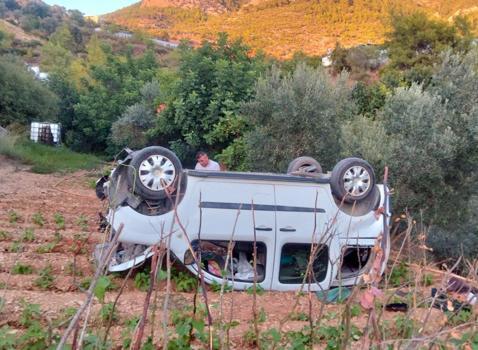 Ticari araç tarlaya uçtu: 2 yaralı