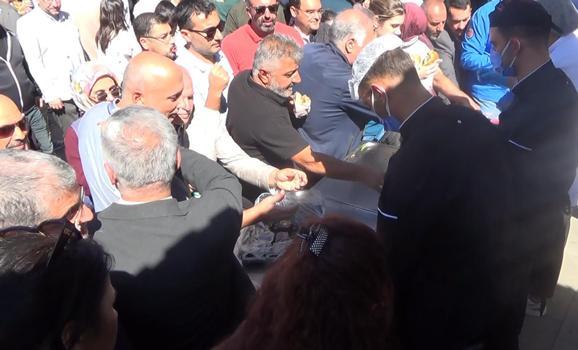 Üniversitenin başarısını ekmek arası dönerle kutladılar