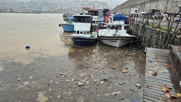 Zonguldak’ta yağış sonrası deniz çamur rengini aldı