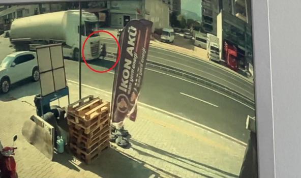 Yolun karşısına geçerken tankerin çarptığı yaya öldü; kaza kamerada