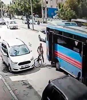 Özel halk otobüsünün açık olan kapısı bisikletliye çarptı; kaza kamerada