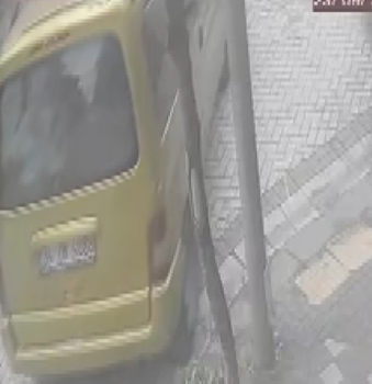 Zeytinburnu'nda 2 araç çarpıştı; kız çocuğunun yaralandığı kaza kamerada