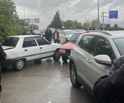 Bursa’da 3 aracın karıştığı zincirleme kaza: 2 yaralı