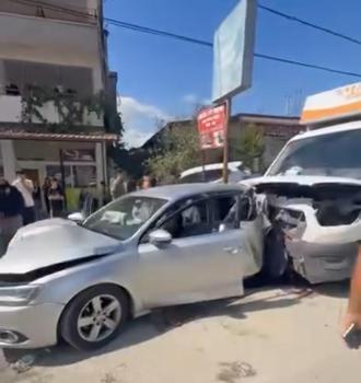 Kamyonetin, otomobile çarptığı kaza kamerada; 2 yaralı