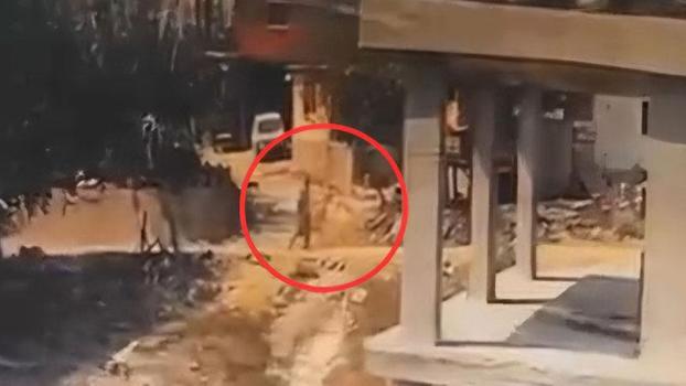 İnşaatta yatan köpeğe sopayla şiddet uyguladı; o anlar kamerada