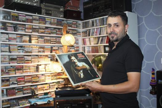 25 metrekare odada 15 bin plak, kaset ve CD’den oluşan koleksiyon oluşturdu