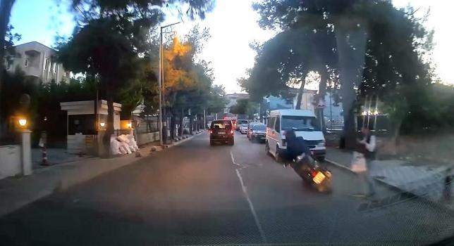 Avcılar’da motosikletten inerken düştü; otomobilin altında kalmaktan son anda kurtuldu