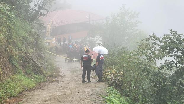 Trabzon'da heyelan; 1 kişi toprak altında kaldı