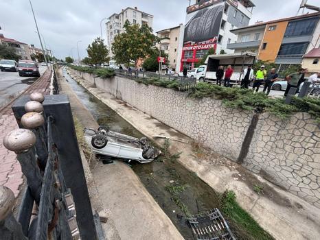 Kanala düşen otomobilin sürücüsü yaralandı