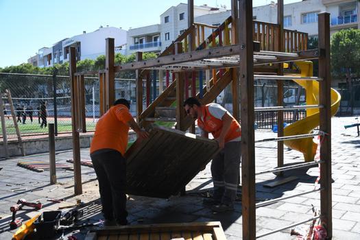 Kuşadası'nda çocuk oyun alanlarında bakım ve onarım çalışması