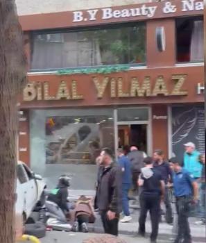 Bayrampaşa'da kazada savrulan otomobil berber dükkanına çarptı: 2'si ağır 5 yaralı