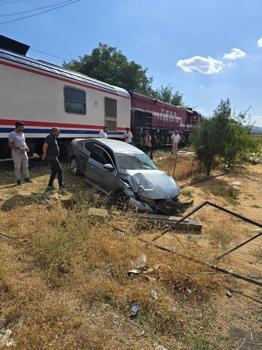 Tren, hemzemin geçitte otomobile çarptı: 1 yaralı