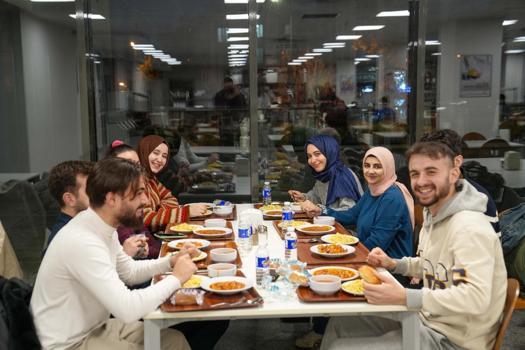 Ümraniye’de üniversite öğrencilerine ücretsiz akşam yemeği