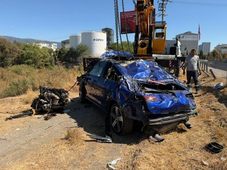 İzmir'de otomobil şarampole yuvarlandı: 1 ölü, 2 yaralı