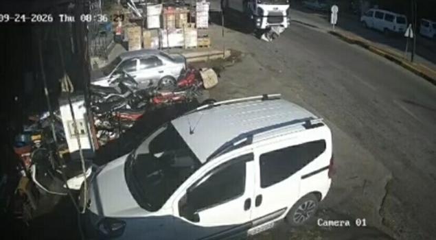 Çöp kamyonunun altında kalan hurda toplayıcısı hayatını kaybetti; kaza kamerada