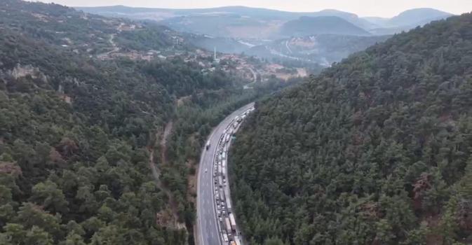 Otoyolda araç yüklü TIR yandı (2)