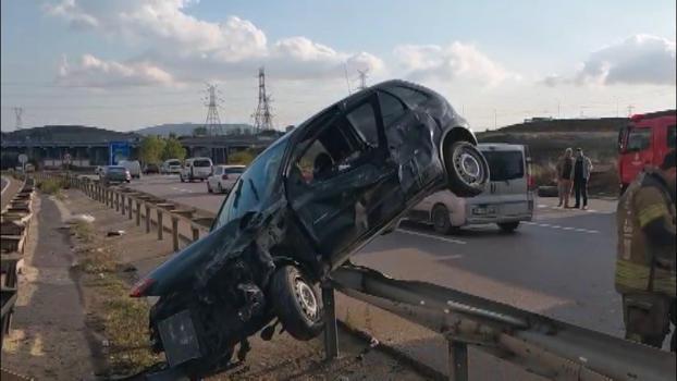 Sancaktepe'de bariyere çarpan otomobilin sürücüsü yaralandı