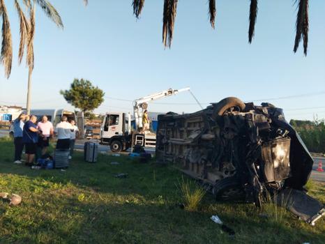 Antalya'da üç aracın karıştığı zincirleme kaza: 17 yaralı