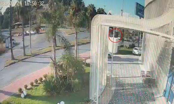Antalya'da üç aracın karıştığı zincirleme kaza kamerada: 15 yaralı / Ek Fotoğraf