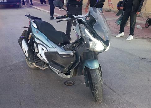 Otomobille çarpışan motosikletin sürücüsü yaralandı
