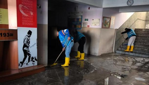 İslahiye’de hükümlüler okulları boyayıp, temizledi