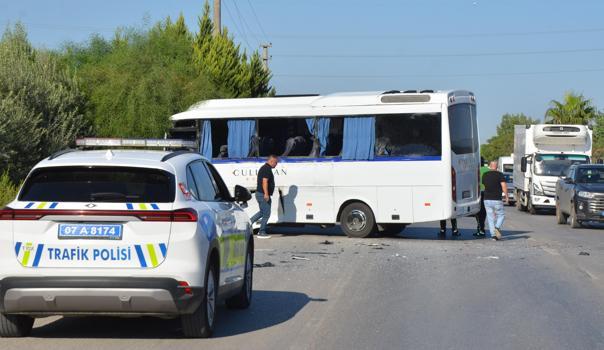 Servis midibüsü tur otobüsüne çarptı: 6 yaralı