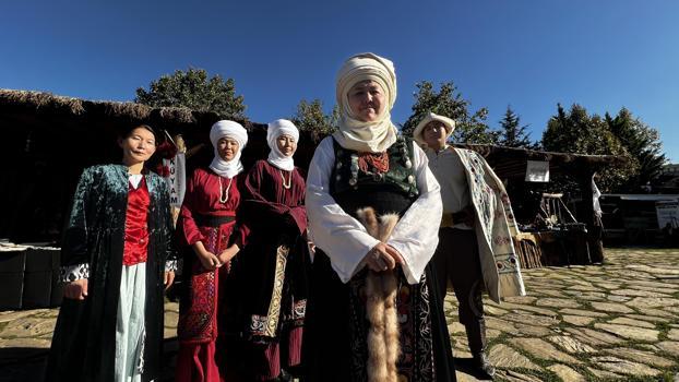 Geleneksel Kırgız kıyafetlerini yaşatıyor
