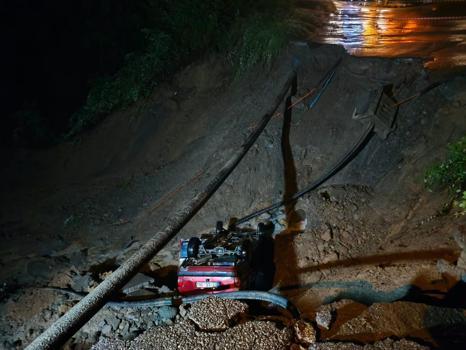 Trabzon'da mahalle yolu çöktü; sürüklenen araçtaki 2 kişi yaralandı / Ek fotoğraflar