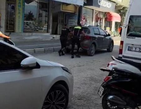 Polisler, arızalanan otomobili iterek sürücüye yardım etti