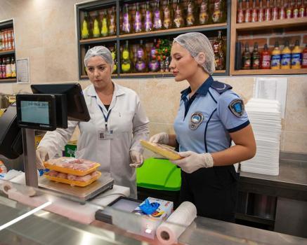 Kuşadası'nda zincir marketlere sıkı denetim