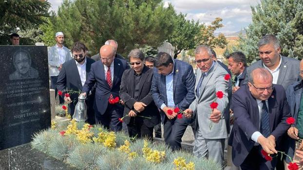 Neşet Ertaş, mezarı başında anıldı