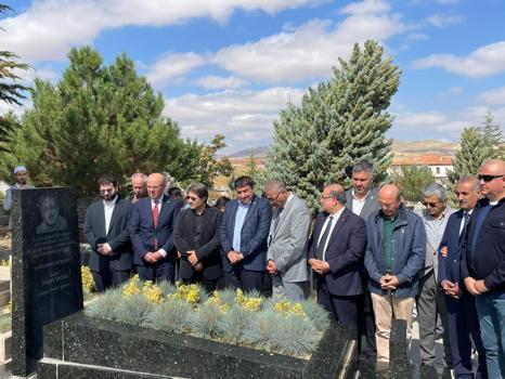 Neşet Ertaş, mezarı başında anıldı