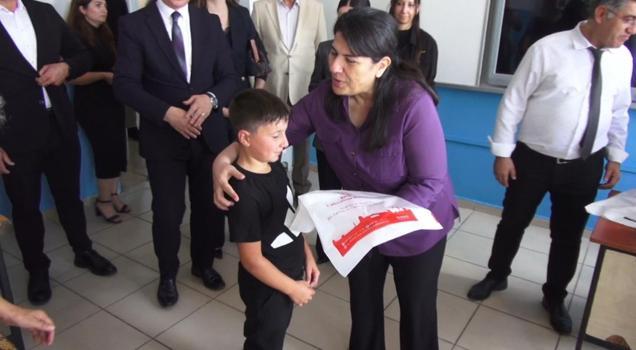 Meslek lisesi öğrencileri köy öğrencilerine forma dikti