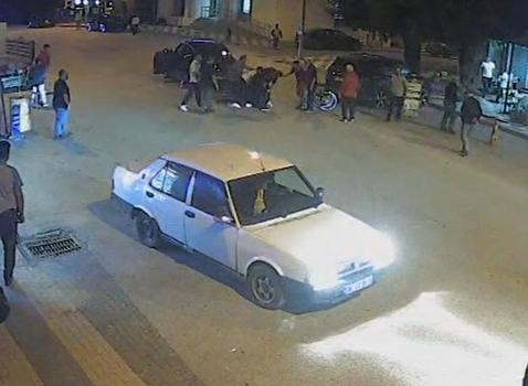Laf atma tartışmasında tekme- yumruk dövüldü; o anlar kamerada