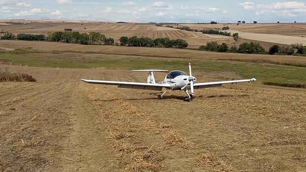 Tekirdağ'da eğitim uçağı, tarlaya zorunlu iniş yaptı