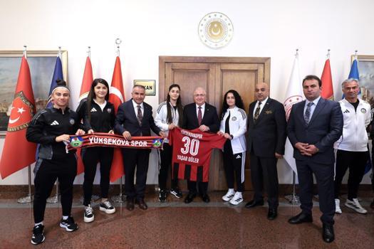 Bakan Güler, Yüksekova Spor Kadın Futbol Takımı sporcuları ile görüştü