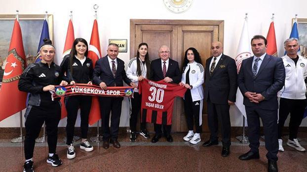 Bakan Güler, Yüksekova Spor Kadın Futbol Takımı sporcuları ile görüştü