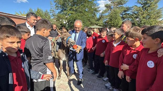 Eşekle Türkiye’yi geziyor, köy çocuklarına kitap ve kırtasiye dağıtıyor