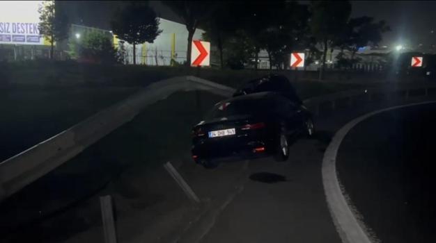Bahçelievler'de otomobil refüje çarptı: 1 yaralı